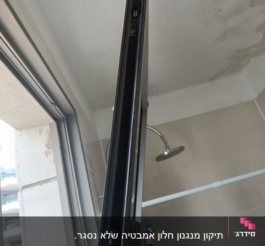 חלון עם תריס פתוח ומנגנון נעילה